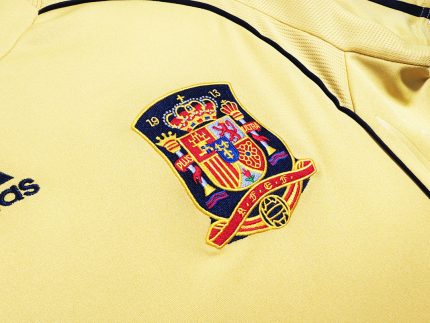 Camiseta retro de la selección española, segunda equipación dorada de la temporada 2008. — foto 2
