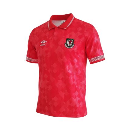 Camiseta retro Gales 1990/92 primera equipación roja con patrón geométrico y cuello polo. — vista frontal en maniquí