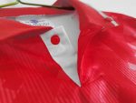Camiseta retro Gales 1990/92 primera equipación roja con patrón geométrico y cuello polo. — foto 7