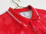 Camiseta retro Gales 1990/92 primera equipación roja con patrón geométrico y cuello polo. — foto 8