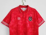 Camiseta retro Gales 1990/92 primera equipación roja con patrón geométrico y cuello polo. — foto 9