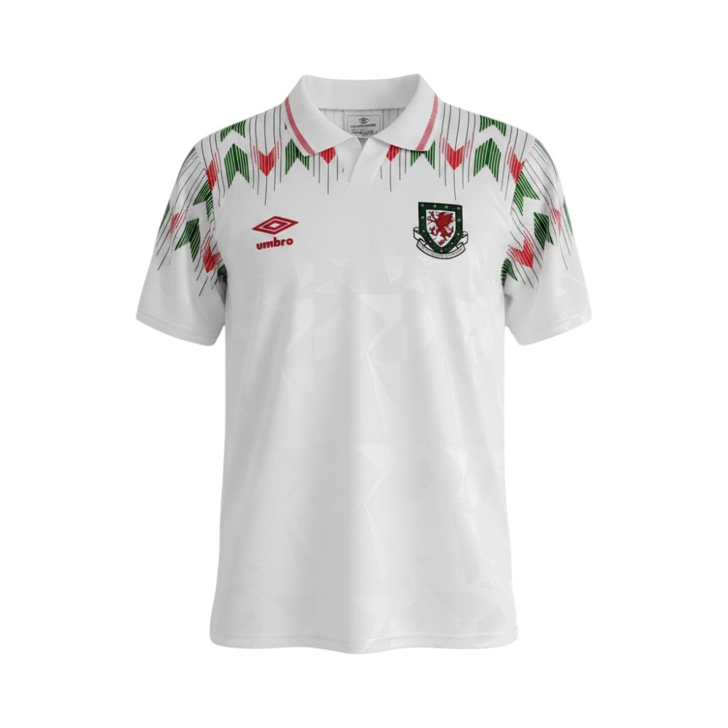 camiseta-retro-gales-1990-92-segunda-equipacion-01 Camiseta retro Gales 1990-92 segunda equipación blanca Umbro — vista frontal en maniquí