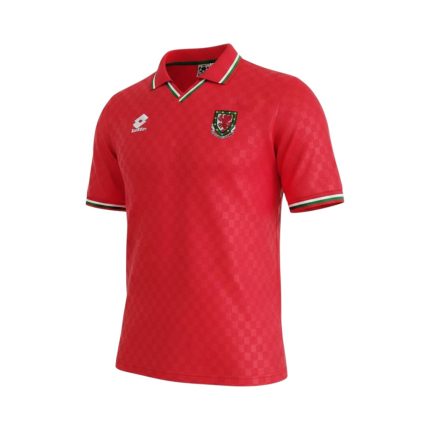 Camiseta retro Gales 1996/98 primera equipación — vista frontal en maniquí