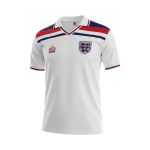 Camiseta retro Inglaterra 1982 primera equipación blanca con detalles rojos y azules. — vista frontal en maniquí