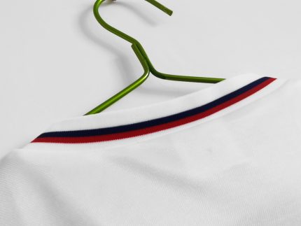 Camiseta retro Inglaterra 1982 primera equipación blanca con detalles rojos y azules. — foto 2