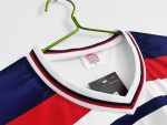 Camiseta retro Inglaterra 1982 primera equipación blanca con detalles rojos y azules. — foto 7