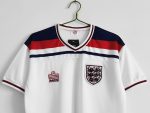 Camiseta retro Inglaterra 1982 primera equipación blanca con detalles rojos y azules. — foto 8