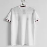 Camiseta retro Inglaterra 1982 primera equipación blanca con detalles rojos y azules. — foto 9