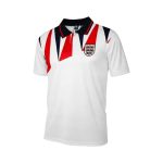 Camiseta retro de la primera equipación de Inglaterra de la temporada 1992, color blanco con detalles geométricos rojos y negros. — vista frontal en maniquí