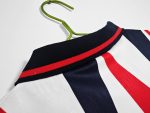 Camiseta retro de la primera equipación de Inglaterra de la temporada 1992, color blanco con detalles geométricos rojos y negros. — foto 3