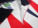 Camiseta retro de la primera equipación de Inglaterra de la temporada 1992, color blanco con detalles geométricos rojos y negros. — foto 4