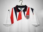 Camiseta retro de la primera equipación de Inglaterra de la temporada 1992, color blanco con detalles geométricos rojos y negros. — foto 8