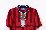 Camiseta retro de la selección de Inglaterra de la temporada 1998, segunda equipación en color rojo. — foto 5