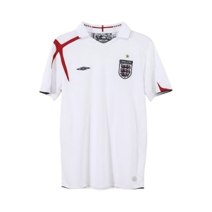 Camiseta retro Inglaterra 2006 Primera Equipación — vista frontal en maniquí
