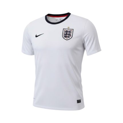 Camiseta retro de fútbol de Inglaterra, primera equipación de la temporada 2013, conmemorativa de los 150 años de la FA. — vista frontal en maniquí