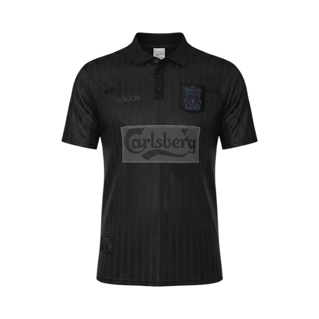 camiseta-retro-liverpool-1995-96-edicion-especial-negra-01 Camiseta retro Liverpool 1995/96 edición especial negra, manga corta — vista frontal en maniquí