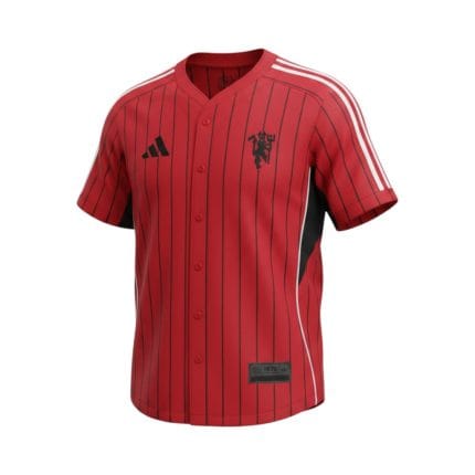 Camiseta estilo béisbol retro del Manchester United con diseño de 1978, color rojo con rayas negras y logo del diablo. — vista frontal en maniquí