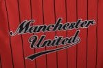 Camiseta estilo béisbol retro del Manchester United con diseño de 1978, color rojo con rayas negras y logo del diablo. — foto 2