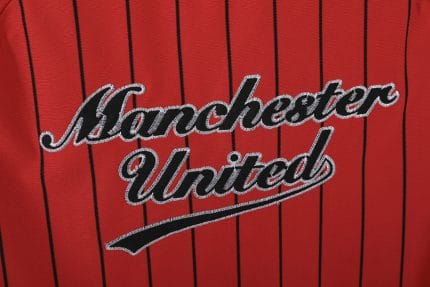 Camiseta estilo béisbol retro del Manchester United con diseño de 1978, color rojo con rayas negras y logo del diablo. — foto 2