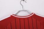Camiseta estilo béisbol retro del Manchester United con diseño de 1978, color rojo con rayas negras y logo del diablo. — foto 3
