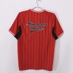 Camiseta estilo béisbol retro del Manchester United con diseño de 1978, color rojo con rayas negras y logo del diablo. — foto 4