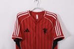 Camiseta estilo béisbol retro del Manchester United con diseño de 1978, color rojo con rayas negras y logo del diablo. — foto 7