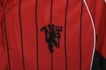 Camiseta estilo béisbol retro del Manchester United con diseño de 1978, color rojo con rayas negras y logo del diablo. — foto 9