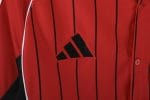 Camiseta estilo béisbol retro del Manchester United con diseño de 1978, color rojo con rayas negras y logo del diablo. — foto 10