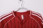 Camiseta estilo béisbol retro del Manchester United con diseño de 1978, color rojo con rayas negras y logo del diablo. — foto 12
