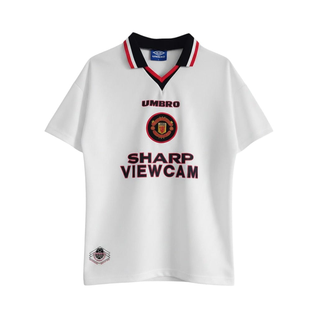 camiseta-retro-manchester-united-1996-97-segunda-equipacion-01 Camiseta retro Manchester United 1996/97 segunda equipación blanca — vista frontal en maniquí