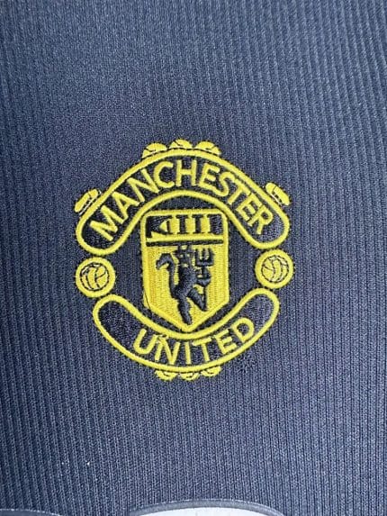 Camiseta retro Manchester United 1998/99 segunda equipación negra — vista frontal