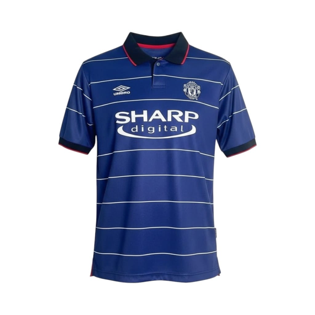 camiseta-retro-manchester-united-1999-00-tercera-equipacion-01 Camiseta retro Manchester United 1999/00 tercera equipación azul marino — vista frontal en maniquí