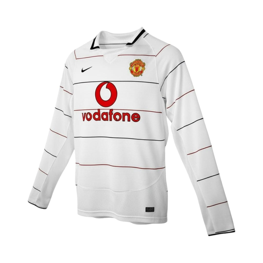 camiseta-retro-manchester-united-2003-04-tercera-equipacion-manga-larga-01 Camiseta retro Manchester United 2003/04 tercera equipación manga larga blanca — vista frontal en maniquí