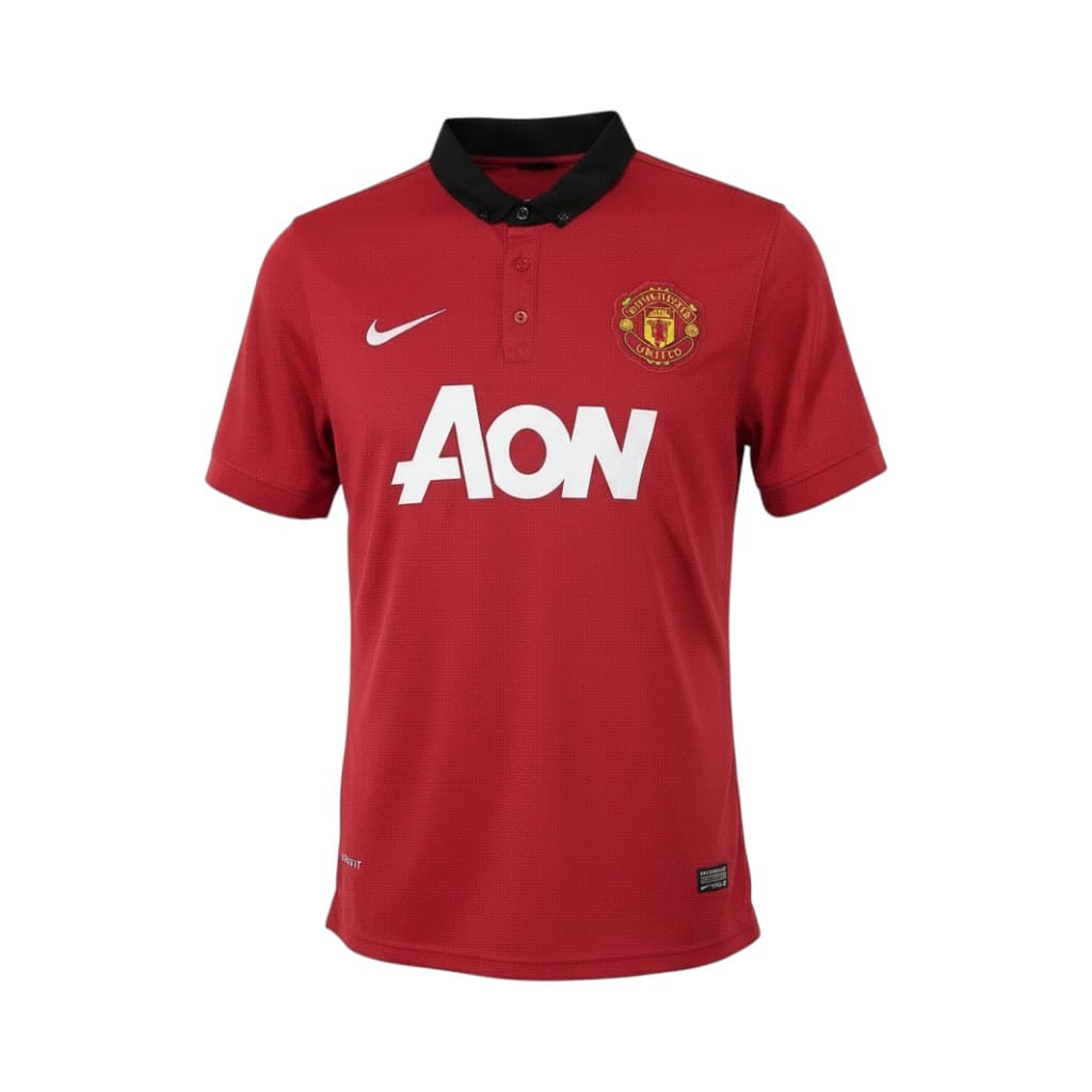 camiseta-retro-manchester-united-2013-14-primera-equipacion-01 Camiseta retro Manchester United 2013/14 Primera Equipación — vista frontal en maniquí