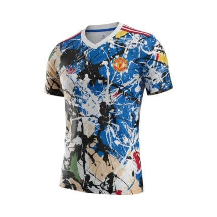 Camiseta retro Manchester United 2026/27 edición especial con diseño graffiti — vista frontal en maniquí
