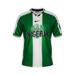 Camiseta retro de fútbol de Nigeria, primera equipación de la temporada 1996, con diseño de águila y franjas verdes y blancas. — vista frontal en maniquí