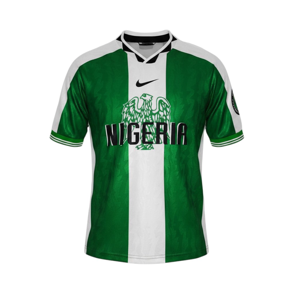 camiseta-retro-nigeria-1996-primera-equipacion-01 Camiseta retro de fútbol de Nigeria, primera equipación de la temporada 1996, con diseño de águila y franjas verdes y blancas. — vista frontal en maniquí