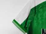 Camiseta retro de fútbol de Nigeria, primera equipación de la temporada 1996, con diseño de águila y franjas verdes y blancas. — foto 3