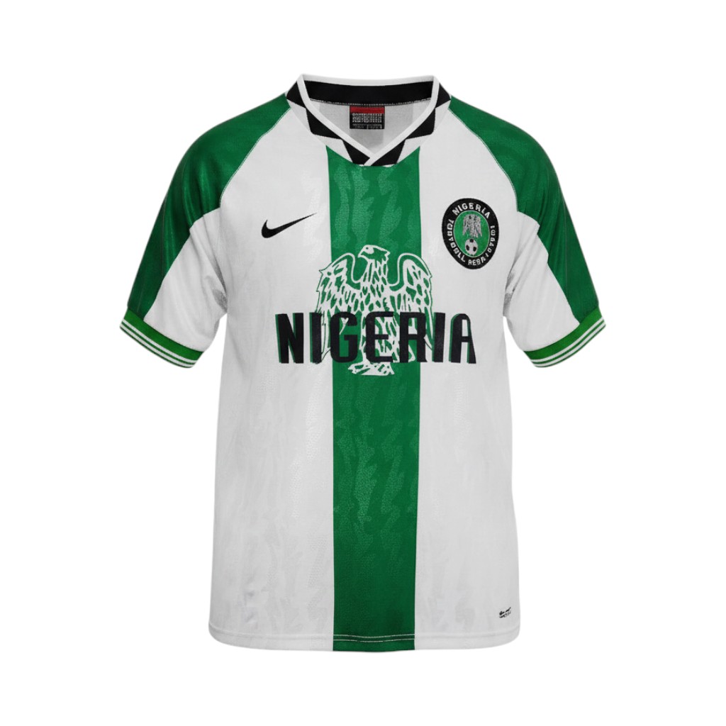 camiseta-retro-nigeria-1996-segunda-equipacion-01 Camiseta retro de la segunda equipación de Nigeria de la temporada 1996, color blanco y verde. — vista frontal en maniquí