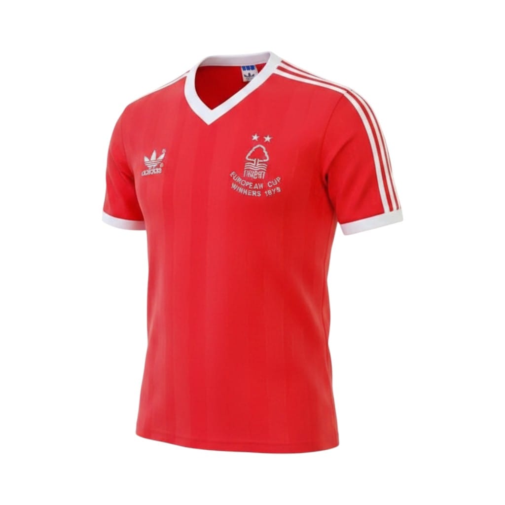 camiseta-retro-nottingham-forest-1979-80-primera-equipacion-01 Camiseta retro Nottingham Forest 1979/80 primera equipación roja con detalles blancos y escudo de campeón de Europa. — vista frontal en maniquí