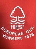 Camiseta retro Nottingham Forest 1979/80 primera equipación roja con detalles blancos y escudo de campeón de Europa. — foto 2