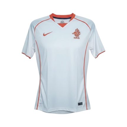 Camiseta retro Países Bajos 2004, segunda equipación, blanca con detalles naranjas. — vista frontal en maniquí