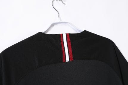 Camiseta retro PSG 2018/19, equipación negra con logo Jordan y sponsor Fly Emirates. — foto 2