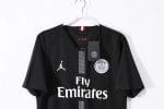 Camiseta retro PSG 2018/19, equipación negra con logo Jordan y sponsor Fly Emirates. — foto 5