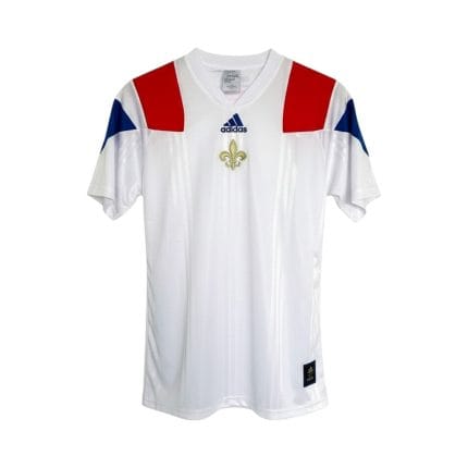 Camiseta blanca Adidas estilo retro con hombros rojos y azules y flor de lis dorada, supuestamente conmemorativa de París 2020. — vista frontal en maniquí