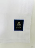 Camiseta blanca Adidas estilo retro con hombros rojos y azules y flor de lis dorada, supuestamente conmemorativa de París 2020. — foto 2