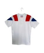 Camiseta blanca Adidas estilo retro con hombros rojos y azules y flor de lis dorada, supuestamente conmemorativa de París 2020. — foto 5