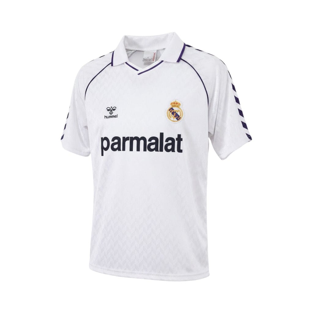 camiseta-retro-real-madrid-1986-87-primera-equipacion-01 Camiseta retro Real Madrid 1986/87 primera equipación, blanca con detalles morados y sponsor Parmalat. — vista frontal en maniquí