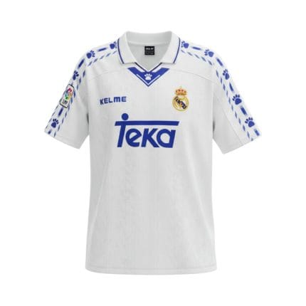 Camiseta retro Real Madrid 1996/97, primera equipación, blanca con detalles azules y sponsor Teka. — vista frontal en maniquí