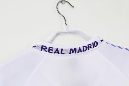 Camiseta retro Real Madrid 1996/97, primera equipación, blanca con detalles azules y sponsor Teka. — foto 2
